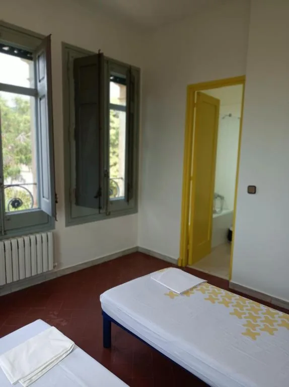 Doppelzimmer mit Badewanne – 2 Betten — Alberg Barcelona Xanascat