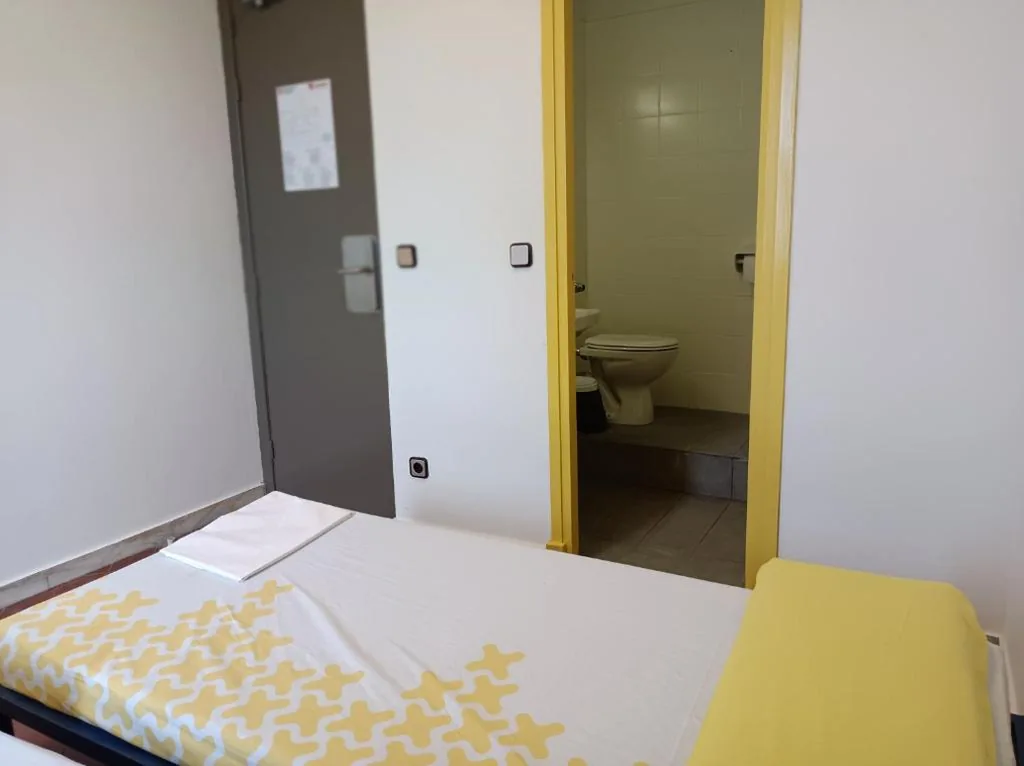 Doppelzimmer mit Bad – 2 Betten — Alberg Barcelona Xanascat