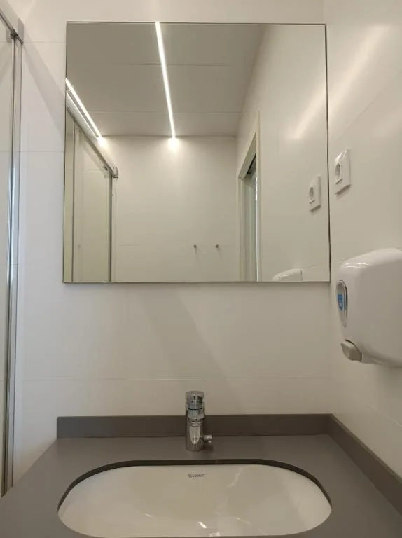 Dreibettzimmer mit Bad — Alberg Barcelona Xanascat
