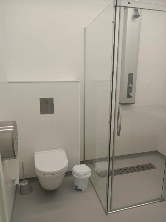 Dreibettzimmer mit eigenem Bad — Alberg Barcelona Xanascat