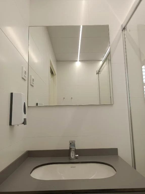 Dreibettzimmer mit eigenem Bad — Alberg Barcelona Xanascat