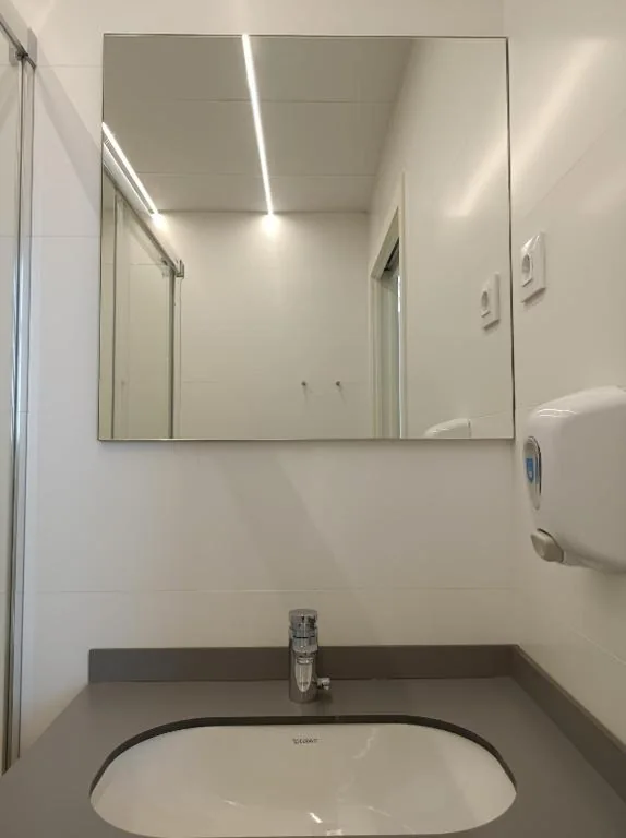 Dreibettzimmer mit eigenem Bad — Alberg Barcelona Xanascat