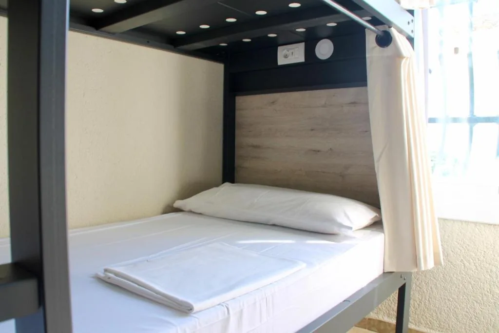 Cama individual em dormitório partilhado — Alberg Costa Brava
