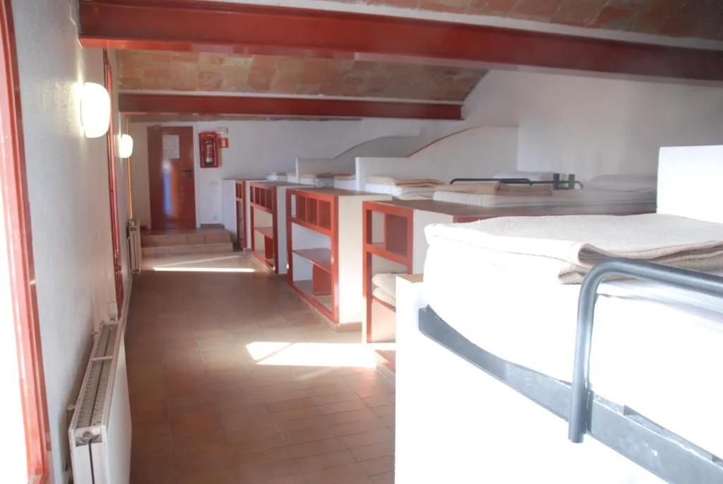 Cama en habitación compartida mixta de 21 camas — Alberg L'Escala Xanascat