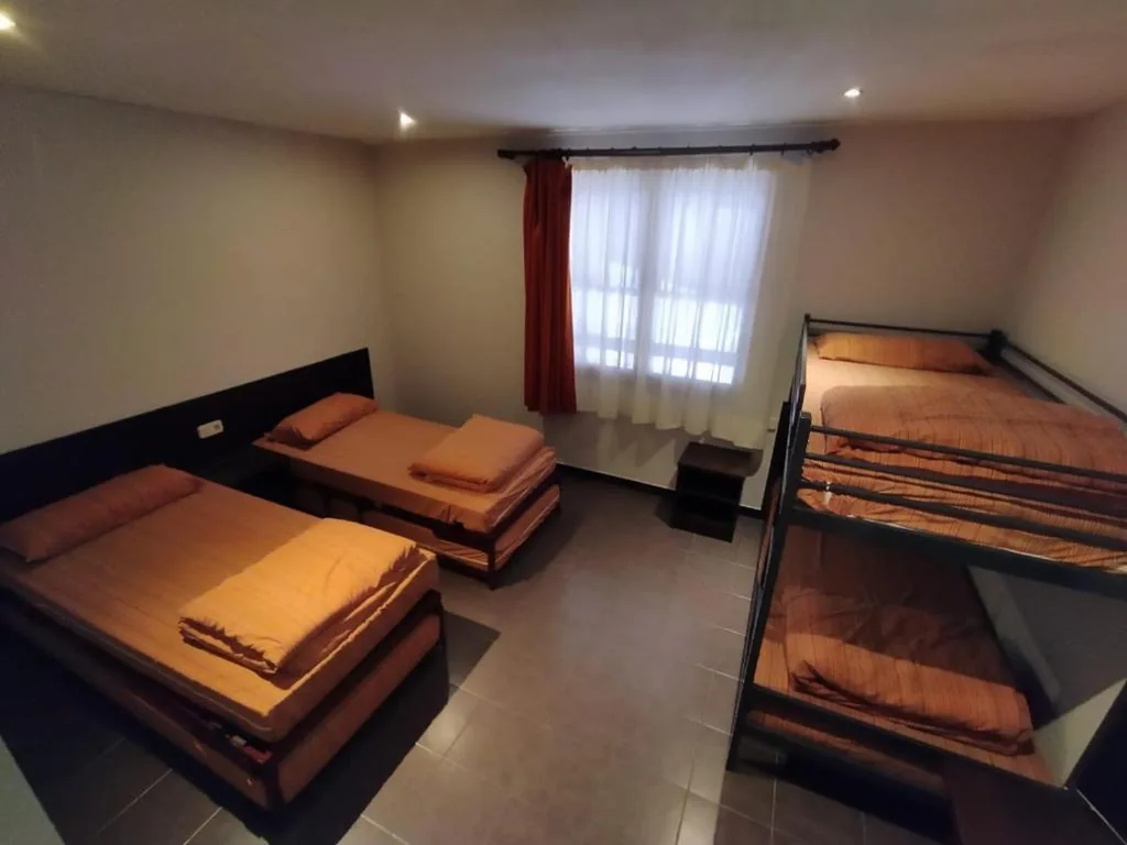 専用バスルーム付き4人部屋 — Alberg Les Estades