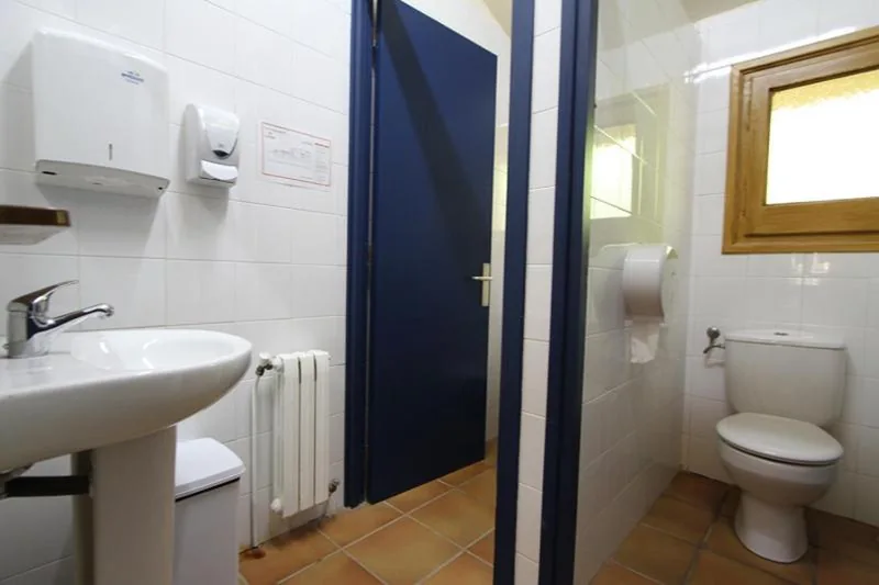 Camera Tripla Basic con bagno in comune — Alberg Roques Blanques