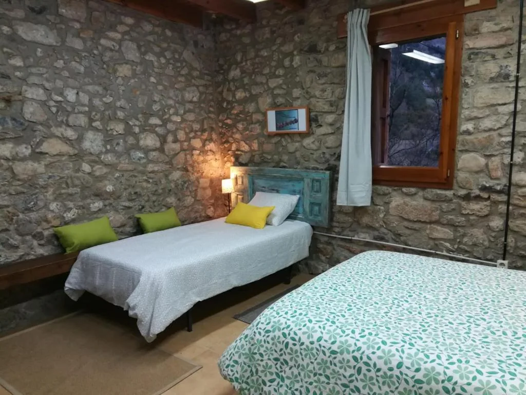 Habitación Triple adaptada para personas con movilidad reducida — Alberg Rural La Rectoria de Pedra