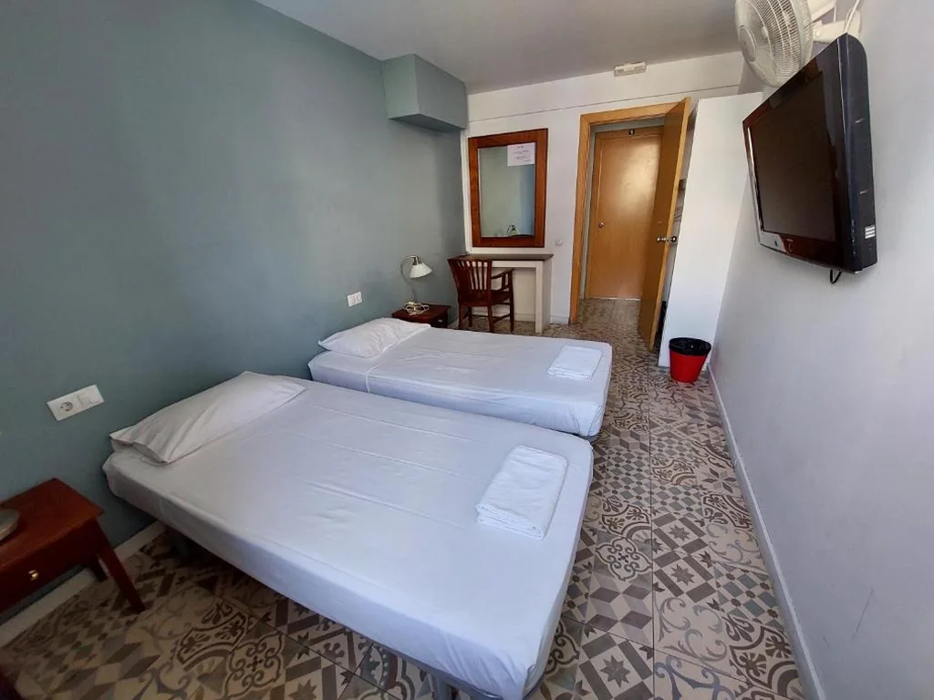 Camera doppia con bagno in comune - 2 letti — Alberg Sants Bcn