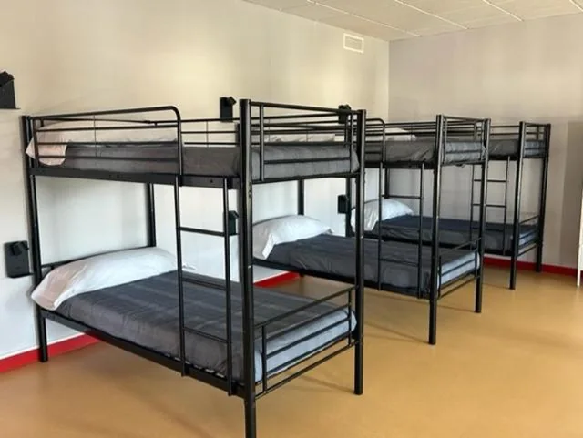 Dormitorio misto condiviso da 18 posti letto — ALBERGUE A POBRA DO BROLLON
