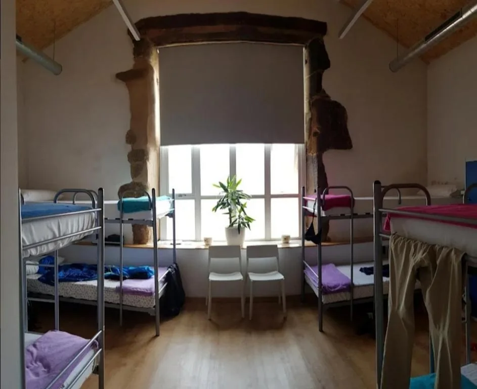 Litera en habitación compartida mixta — Albergue A Ponte de Ferreiros