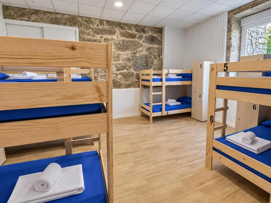 Etagenbett im gemischten Mehrbettzimmer — Albergue Acougo
