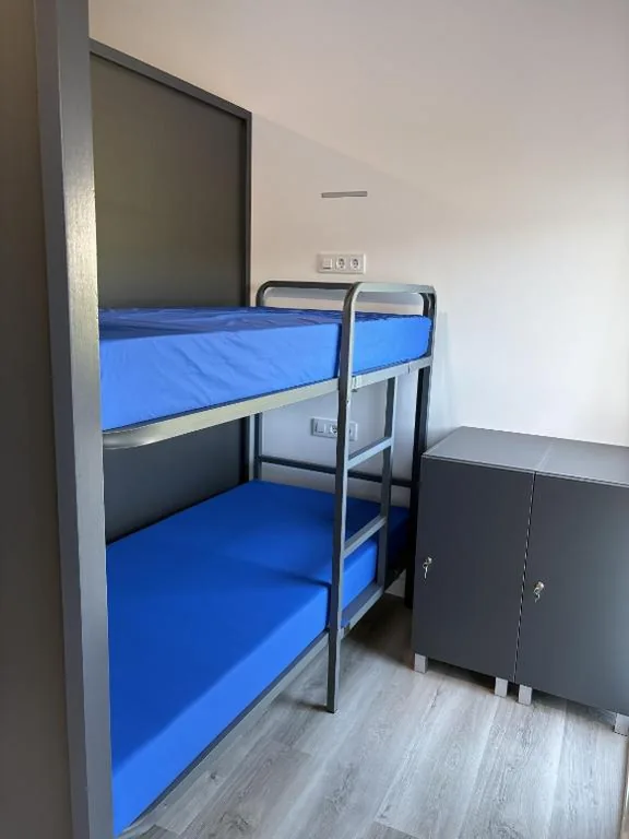 Cama individual en habitación compartida — Albergue Adventus