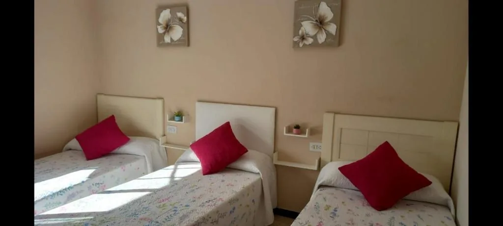 Bett im Schlafsaal mit 4 Betten — Albergue Agarimo