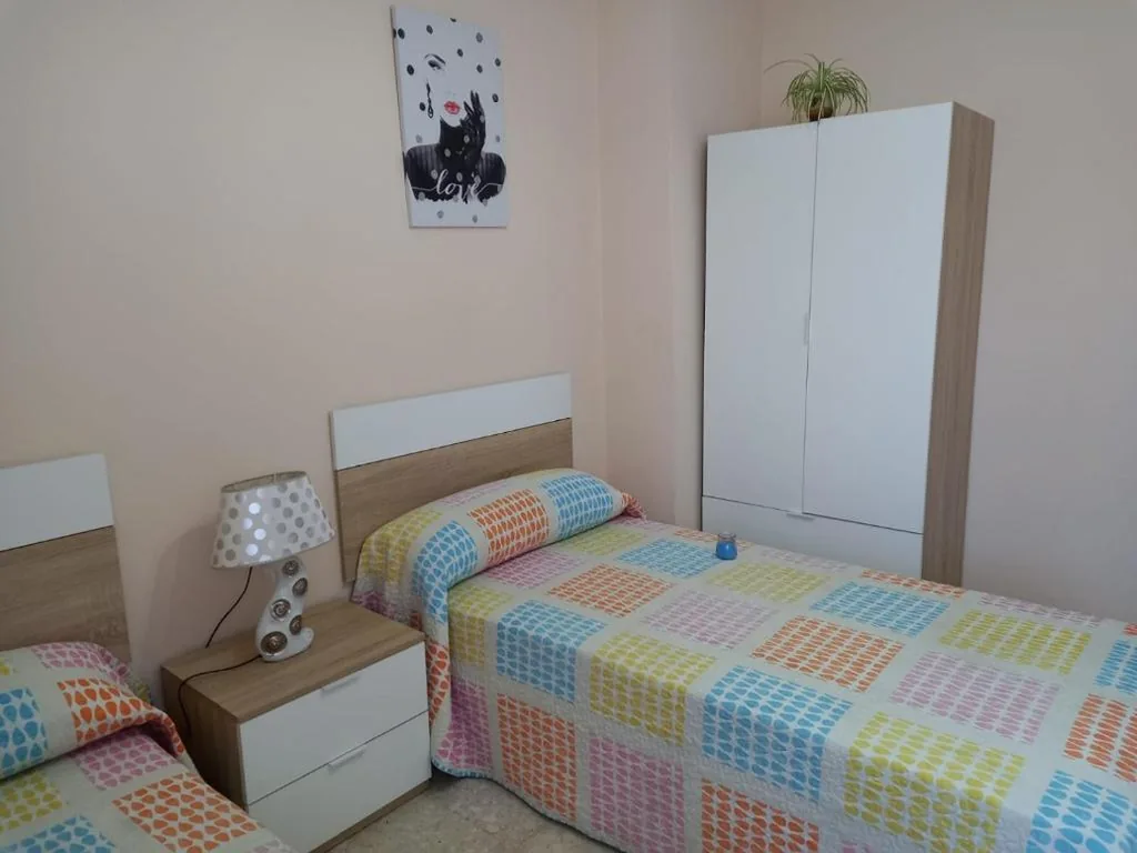 Bett im Schlafsaal mit 3 Betten — Albergue Agarimo