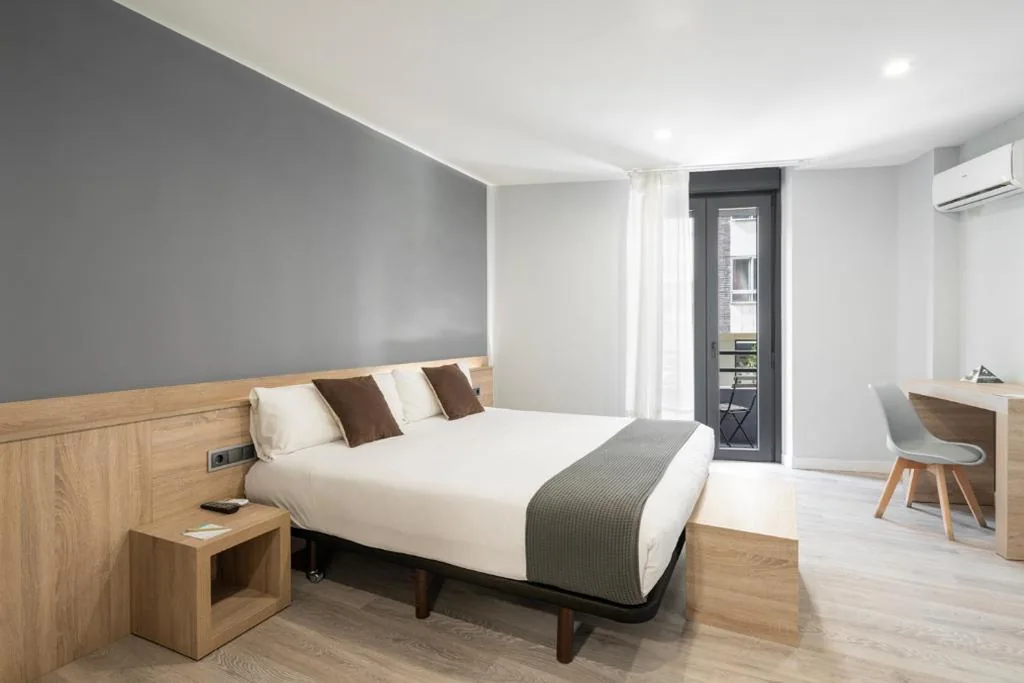 Doppelzimmer mit eigenem Bad – 1 oder 2 Betten — Albergue Alda Pilgrim Ponferrada