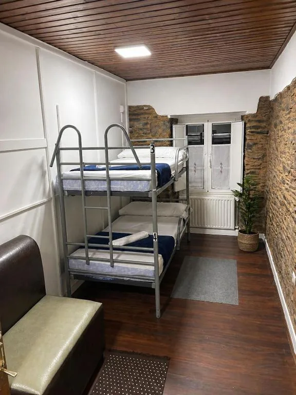 Litera en habitación compartida mixta — Albergue Amodiño