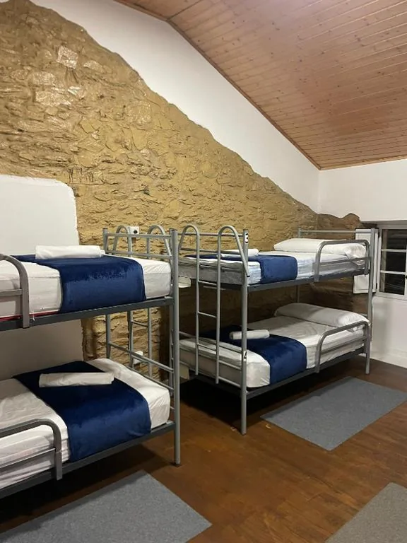 Litera en habitación compartida mixta — Albergue Amodiño