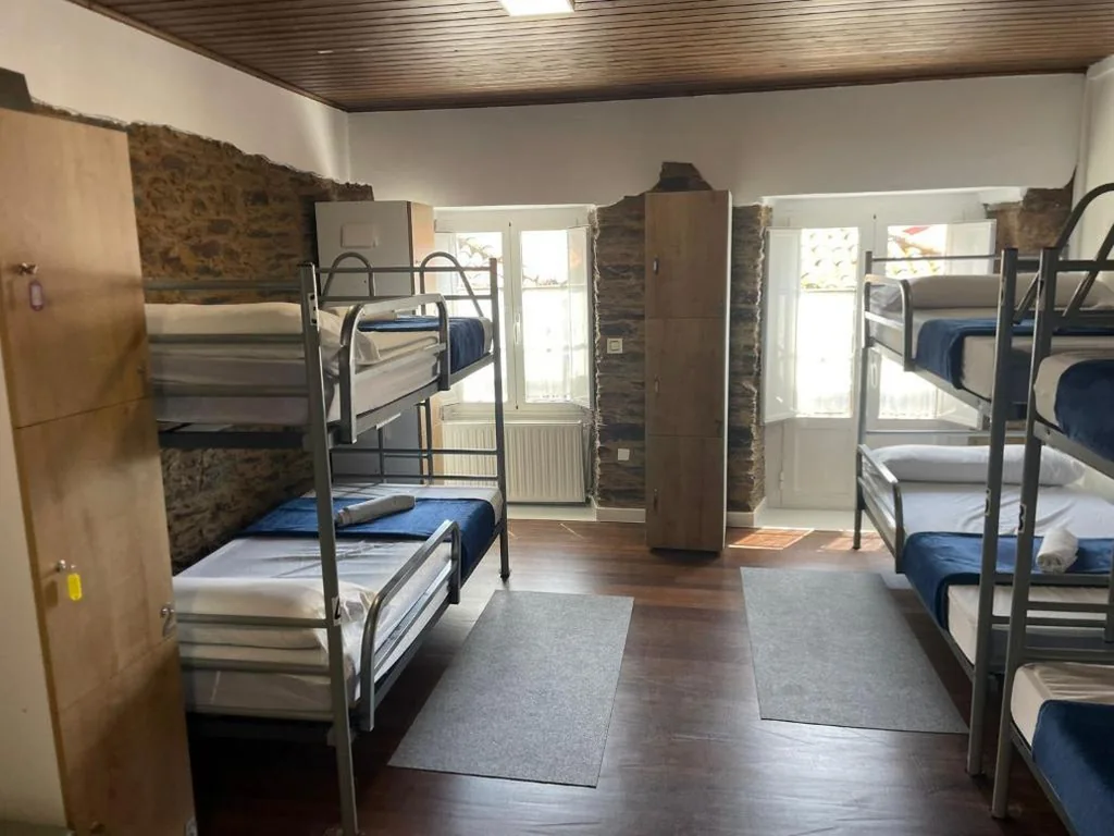 Litera en habitación compartida mixta — Albergue Amodiño