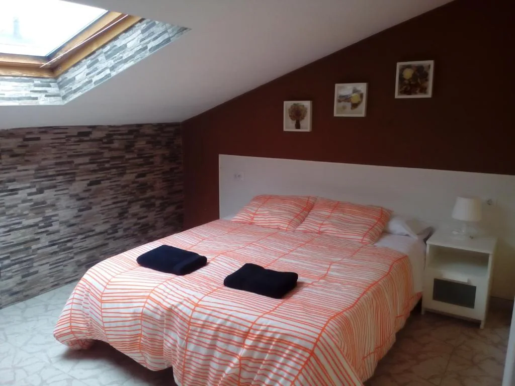 Zimmer mit Gemeinschaftsbad – Doppelbett — Albergue Aqua Portomarin