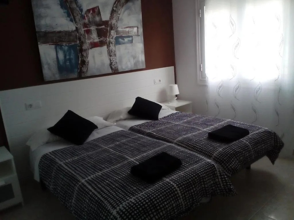Doppelzimmer mit eigenem Bad – 2 Betten — Albergue Aqua Portomarin