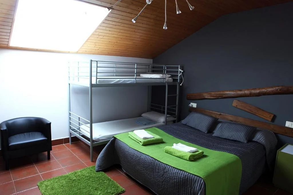Quarto Quádruplo com casa de banho — Albergue "ARANTZAKO ATERPEA"