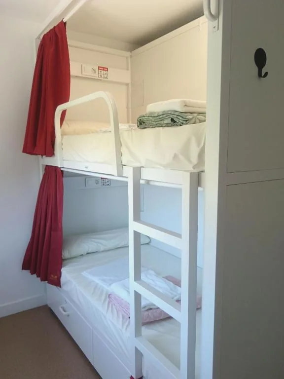 Cama en habitación compartida mixta de 6 camas — Albergue Armenteira