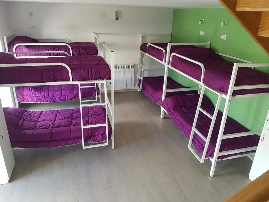 男女共用8人用ドミトリーのベッド — Albergue As Pedreiras