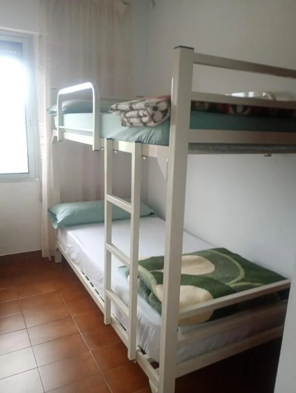 Eenpersoonsbed in gemengde gedeelde kamer — albergue bar villamayor