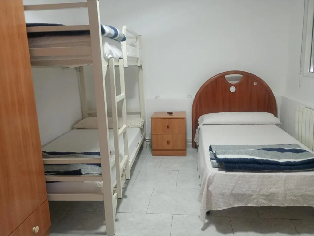 Eenpersoonsbed in gemengde gedeelde kamer — albergue bar villamayor