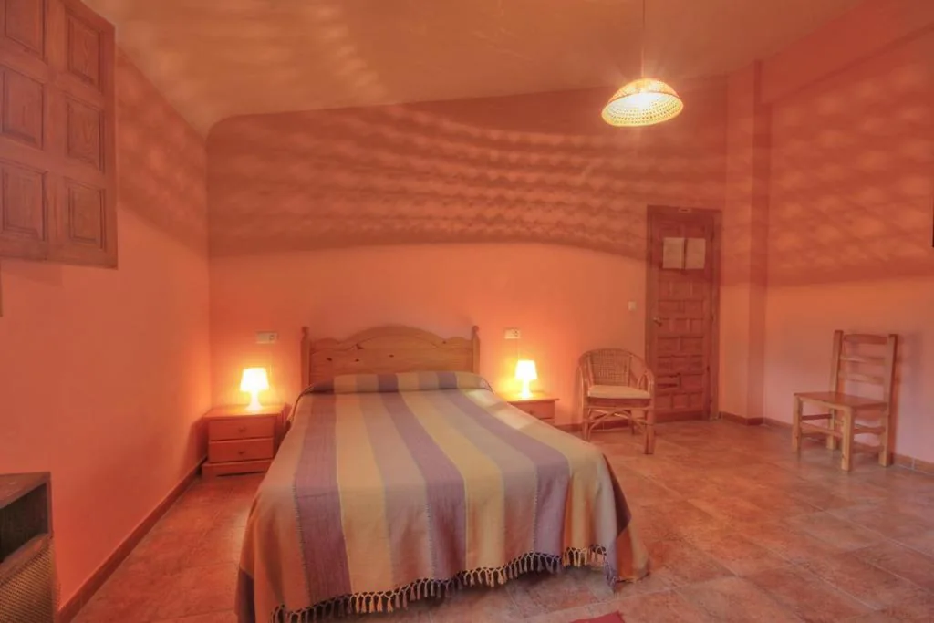 Tweepersoonskamer met eigen badkamer — Albergue Barranc de la Serra