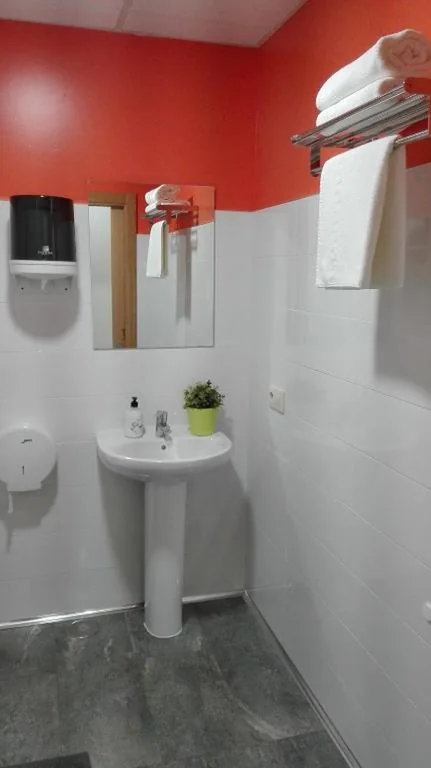 Habitación Cuádruple con baño privado — Albergue Boente