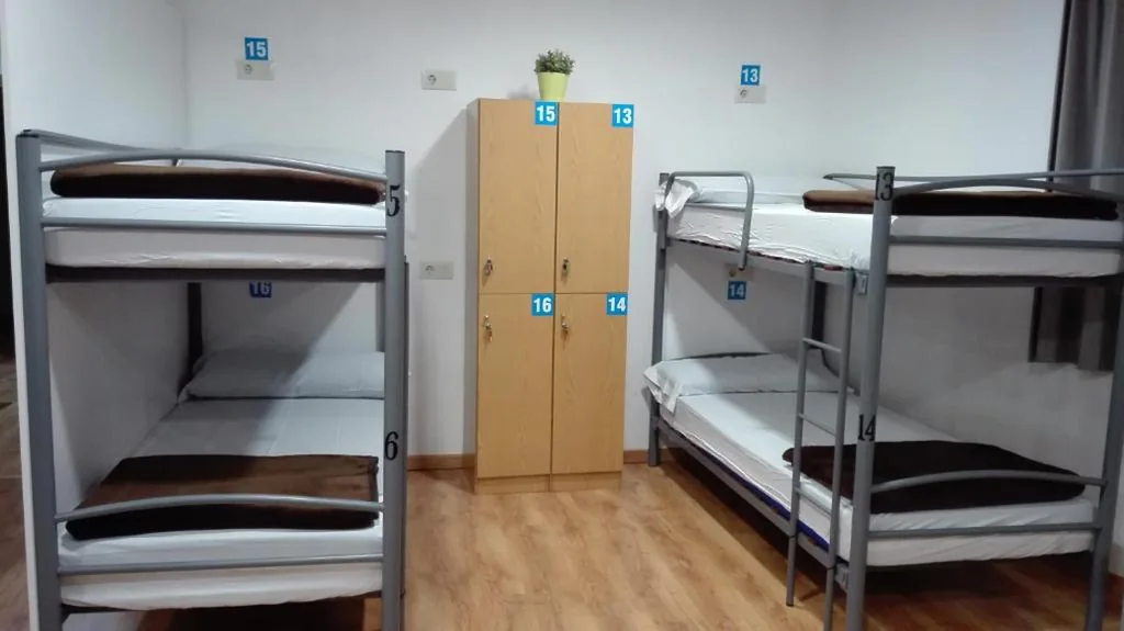 Single Bed in Bed Dormitory Room — Albergue Boente