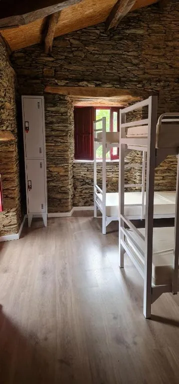 Cama Individual en dormitorio compartido de 6 camas — ALBERGUE CASTELOS