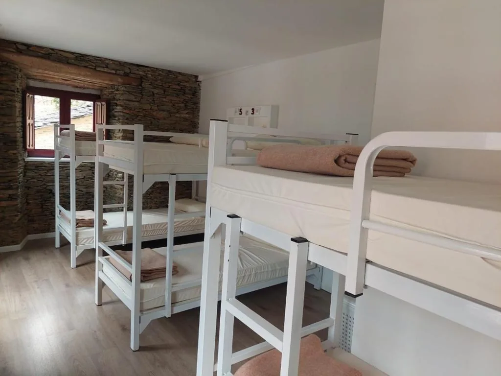 Litera en habitación compartida mixta — ALBERGUE CASTELOS