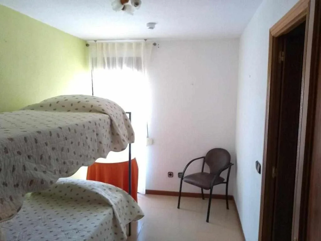 Habitación con litera y baño privado — Albergue Ciudad del Doncel