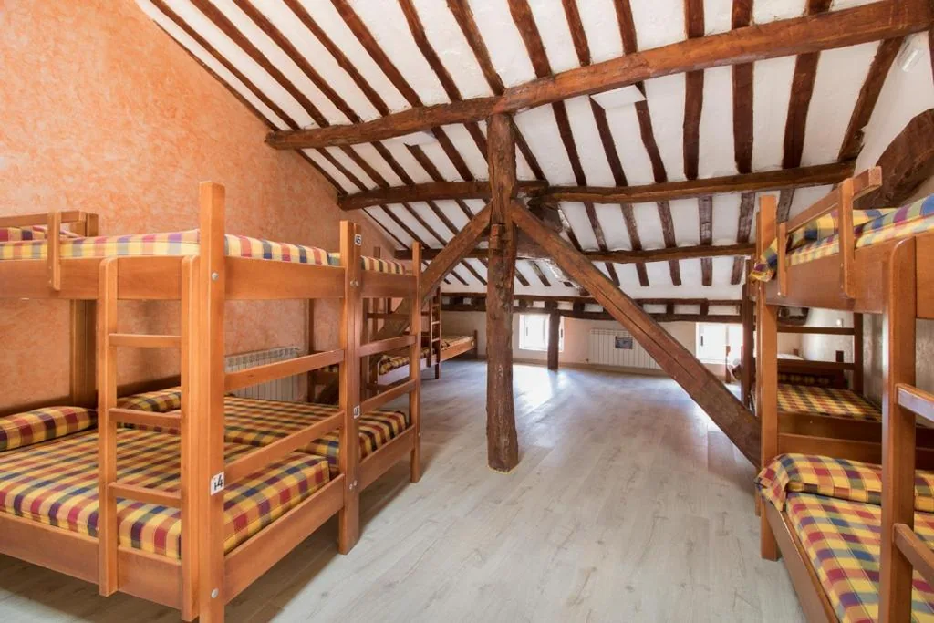 Cama em dormitório partilhado misto de 20 camas — Albergue Cuatro Cantones (Exclusivo para Peregrinos)