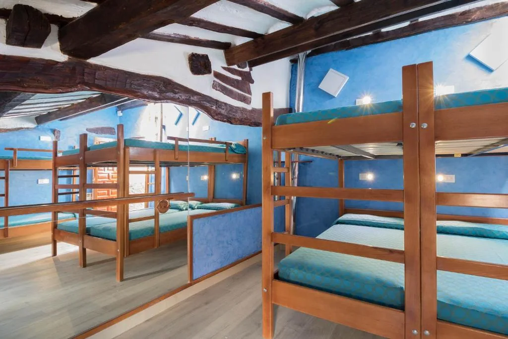 Cama em dormitório partilhado misto de 6 camas — Albergue Cuatro Cantones (Exclusivo para Peregrinos)