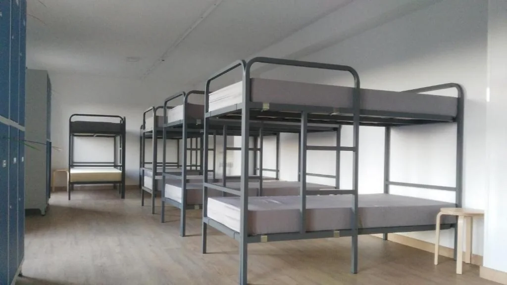 带共用浴室的十二人家庭间 — Albergue de Benabarre