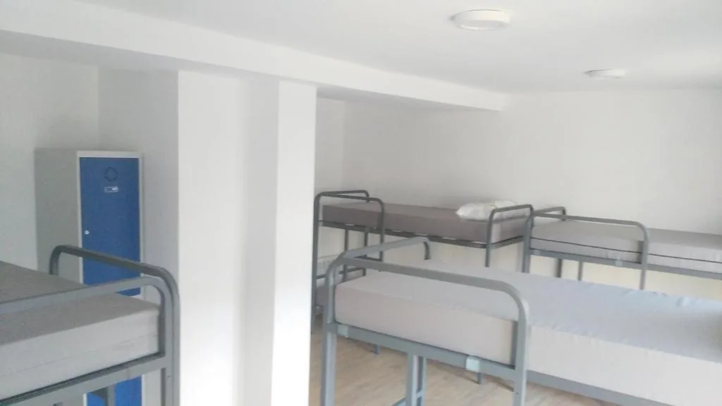 带共用浴室的八人家庭间 — Albergue de Benabarre