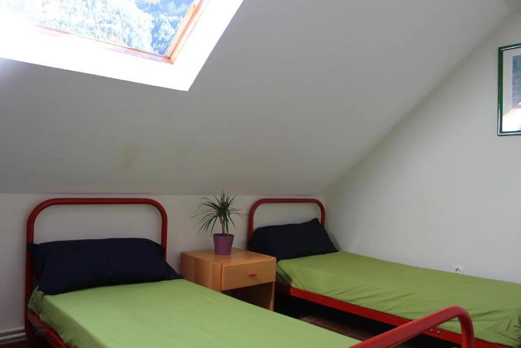 Habitación Doble con vistas a las montañas - 2 camas — Albergue de Canfranc Estación
