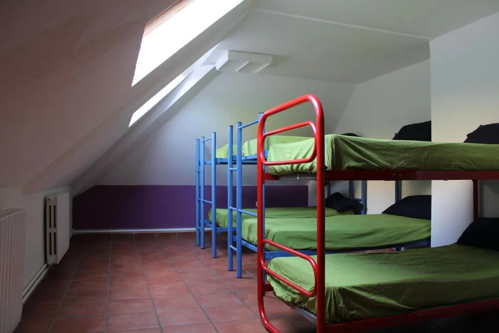 Habitación Familiar con baño compartido — Albergue de Canfranc Estación