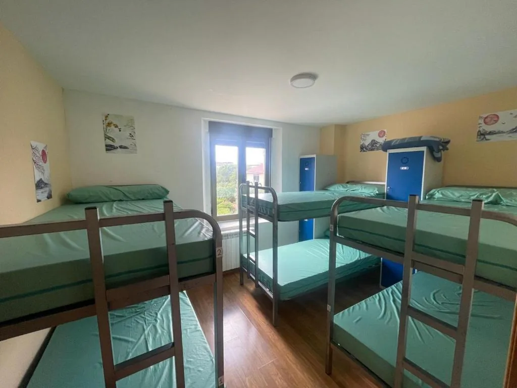 Lit en dortoir mixte de 6 lits — Albergue de Espinosa