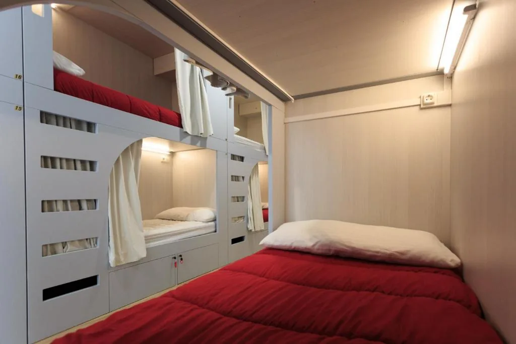 Letto in camera condivisa da 2 posti con bagno in comune — Albergue de Pamplona-Iruñako