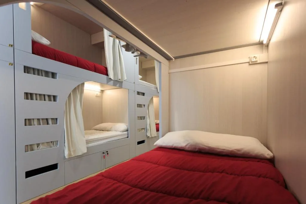 Letto a castello in camera condivisa mista con bagno in comune — Albergue de Pamplona-Iruñako