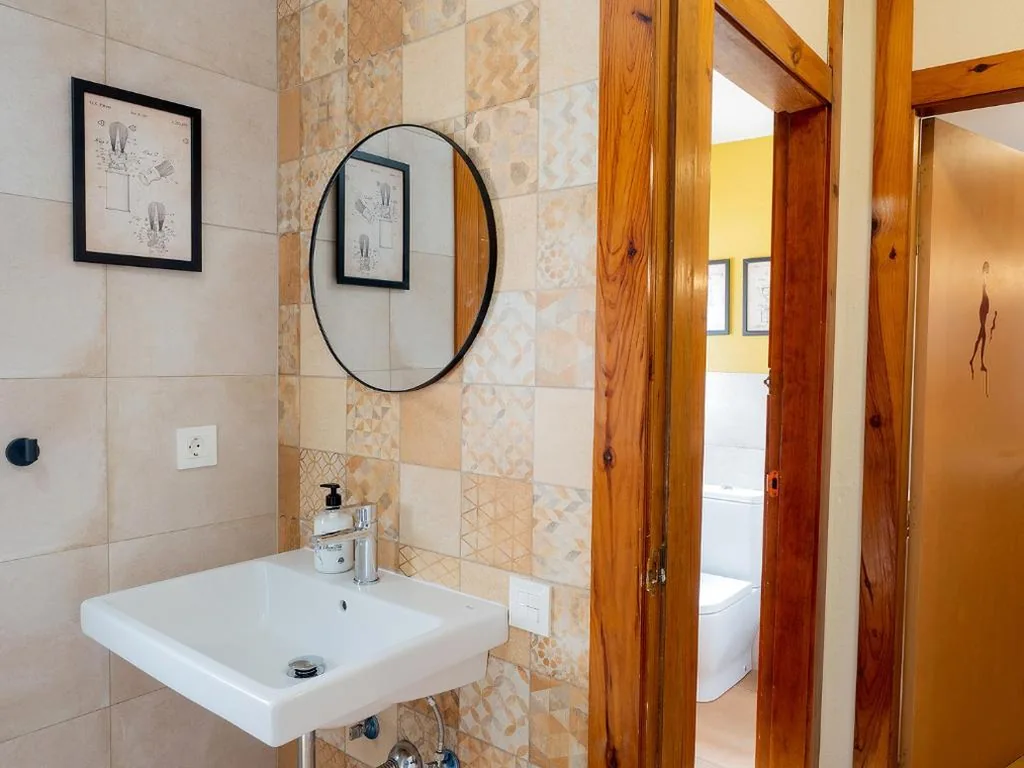 8-Bed Mixed Dormitory Room — Albergue de peregrinos en CIRAUQUI - CASA MARALOTX Camino de Santiago