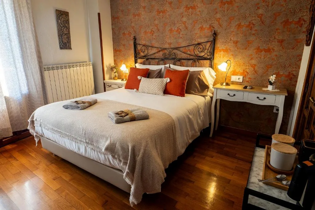 Double Room with Balcony — Albergue de peregrinos en CIRAUQUI - CASA MARALOTX Camino de Santiago