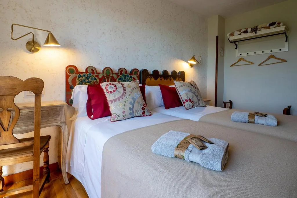 Double Room with Balcony — Albergue de peregrinos en CIRAUQUI - CASA MARALOTX Camino de Santiago