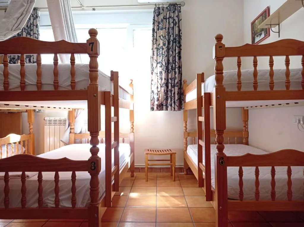 Cama en habitación compartida mixta de 10 camas — Albergue de Peregrinos Ultreia et Suseia