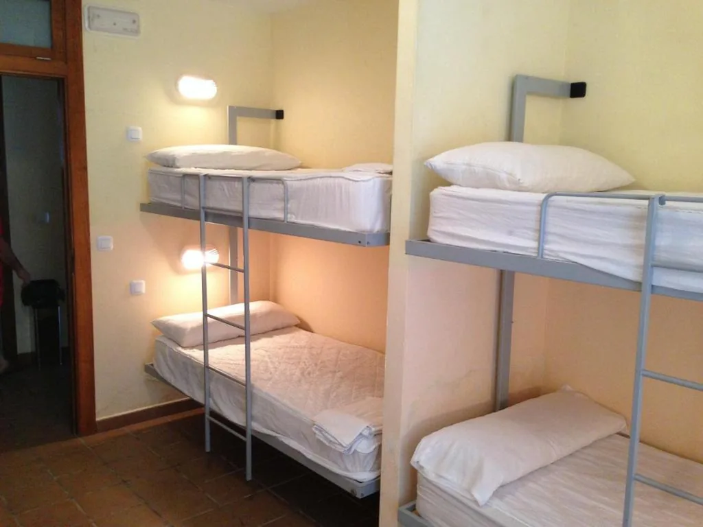 Litera en habitación compartida mixta de 4 camas con baño compartido — Albergue De Puntas De Calnegre