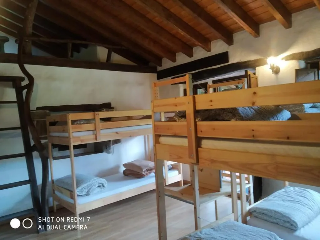Bett im 6-Bett-Schlafsaal — Albergue De Soba